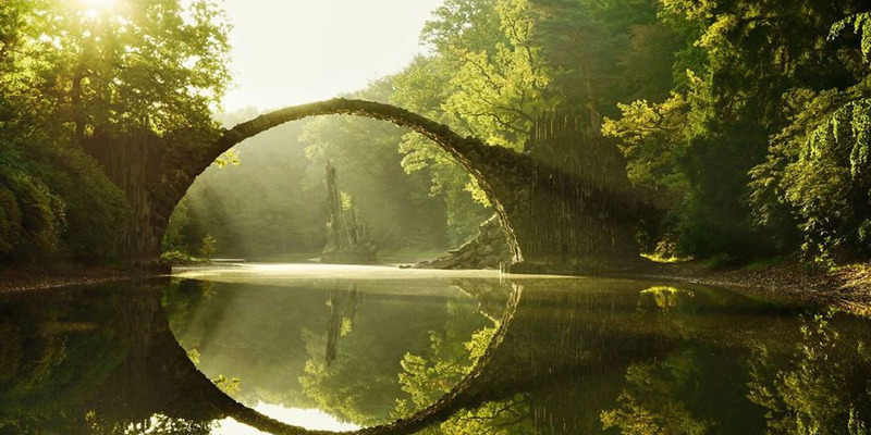 Por todos os cantos da Terra, os mortos descansam em paz, exceto na memória dos sobreviventes.