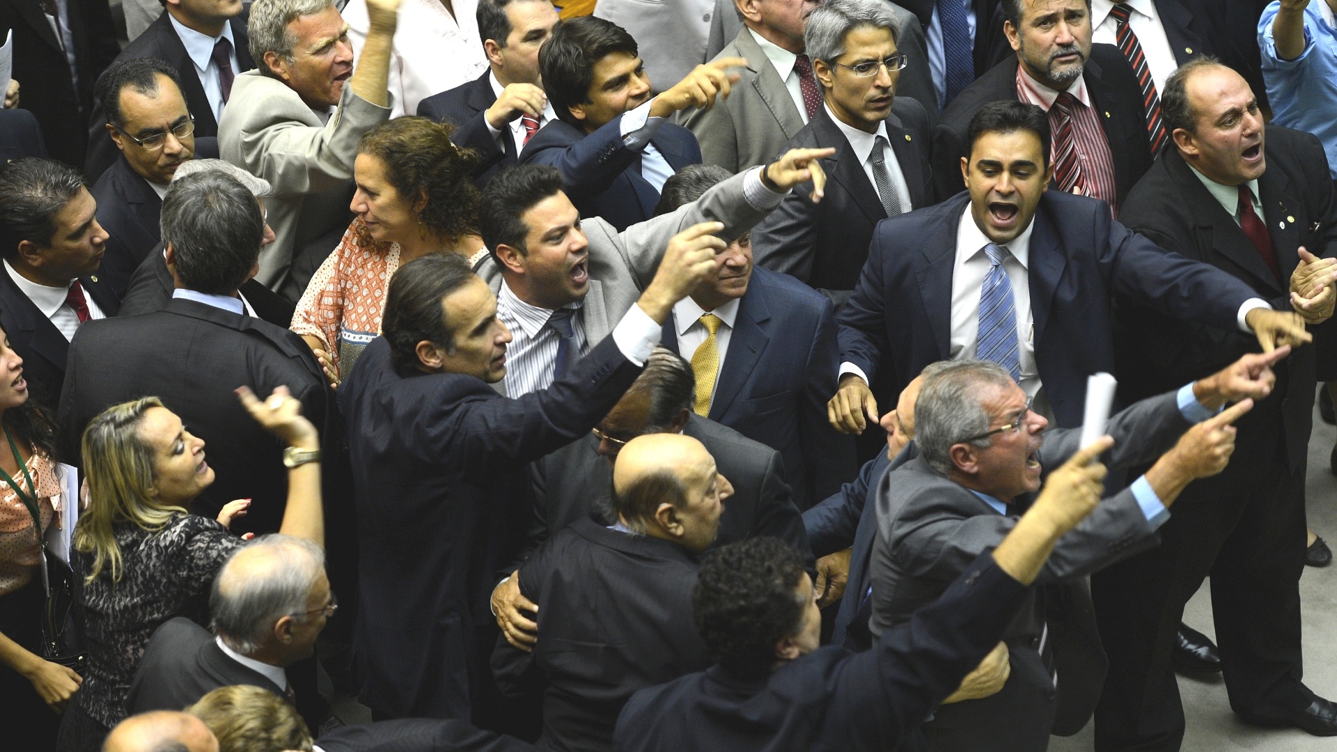 “Entre tantos solenes insultos, moram perigos ocultos, crianças grandes brigando, guardando mágoa de adultos”.