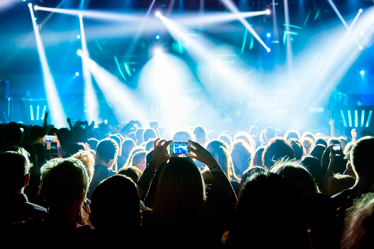 “Para cada uma parte que a mídia recebe para construir um ídolo, ela lucra dez para destruí-lo”.