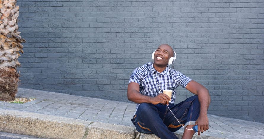 “Alheia a tudo que está à sua volta, a felicidade acontece”.